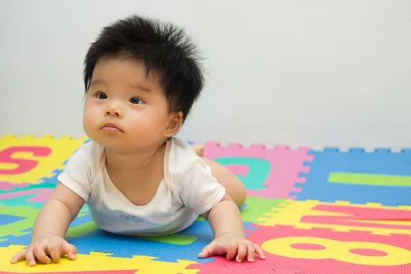 Lilla barnet kryper på golvet — Stockfoto