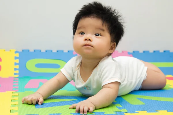 Yerde sürünen küçük bebek — Stok fotoğraf