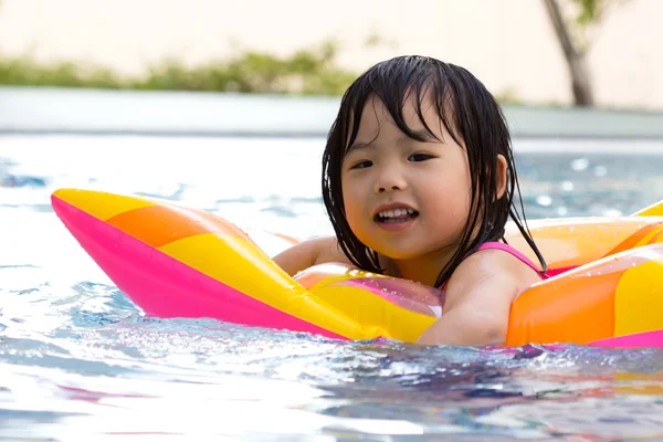 Kleines Mädchen im Schwimmbad — Stockfoto