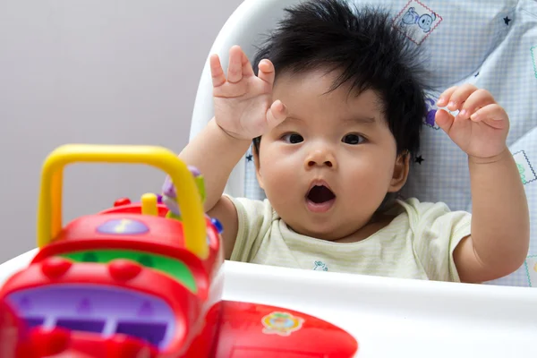Yüksek sandalye üzerinde küçük Asya bebek kız — Stok fotoğraf