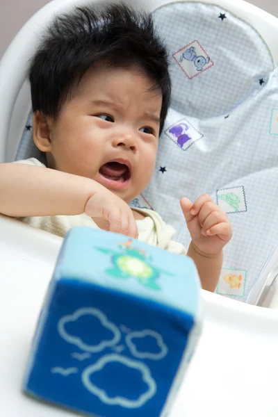 Kis baba lány sírt egy etetőszék — Stock Fotó