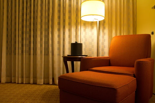 Relaxační křeslo v rohu hotelového pokoje — Stock fotografie