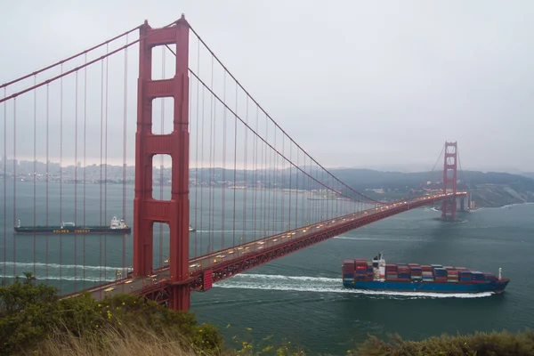 Teherhajó halad a golden gate híd alatt — Stock Fotó