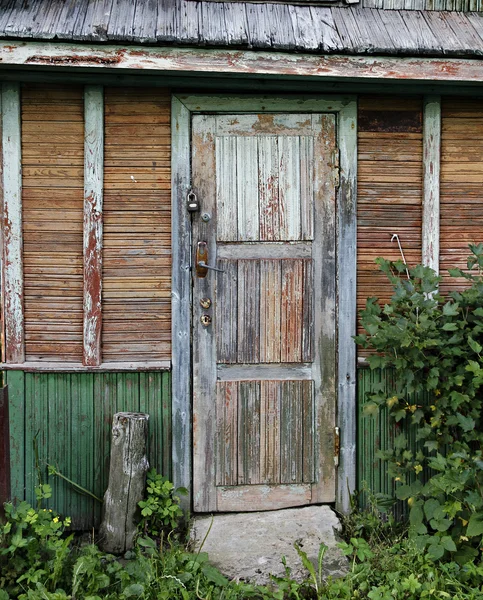 Παλιά πόρτα του ετοιμόρροπο σπίτι. — Φωτογραφία Αρχείου