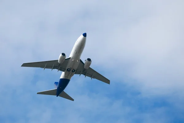 Самолет в воздухе — стоковое фото