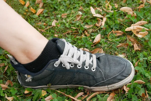 Schuh im Gras — Stockfoto