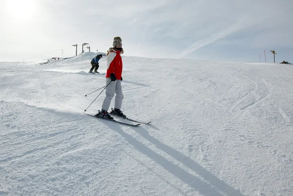 Skiers on the slope — Stock Photo, Image