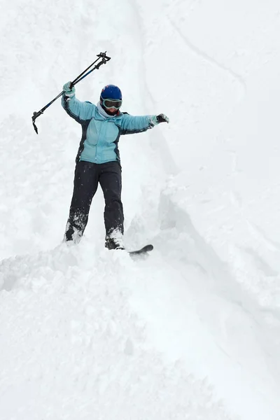 深い雪の中でスキーヤー — ストック写真