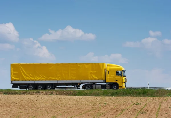 Camión amarillo — Foto de Stock
