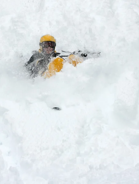 Esquiador caindo — Fotografia de Stock