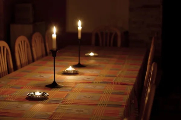 Tisch im Kerzenschein — Stockfoto