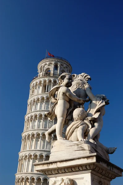 Putti fountain and leaning Pisa tower — Stock Photo, Image