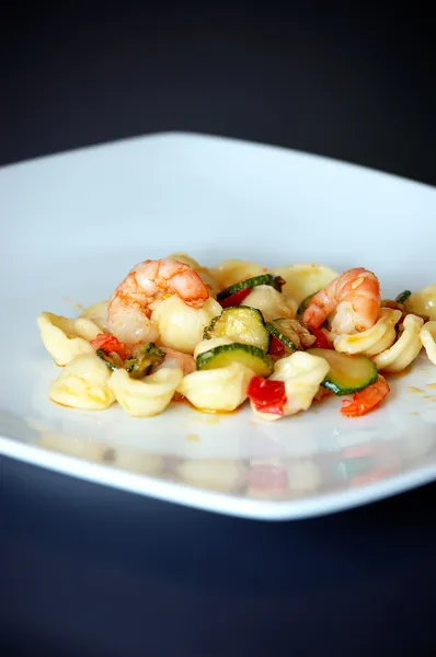 Pasta with shrimp and zucchini — Stock Photo, Image