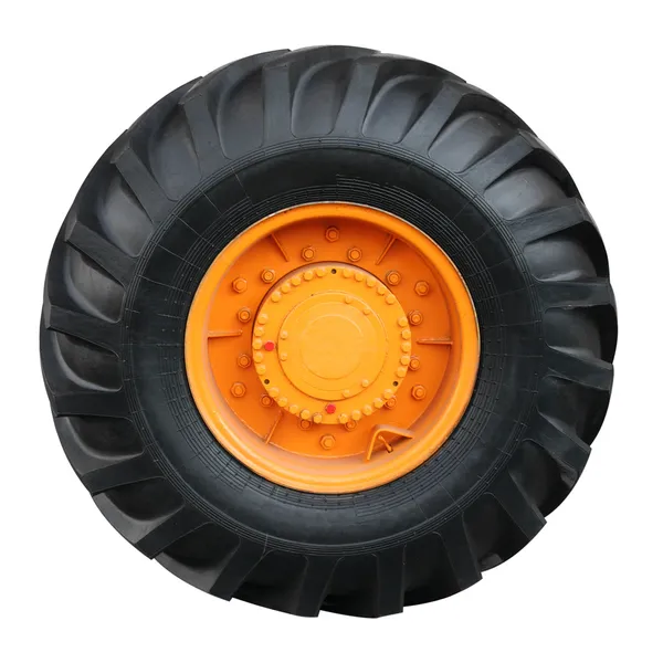 Neumático tractor sobre fondo blanco —  Fotos de Stock