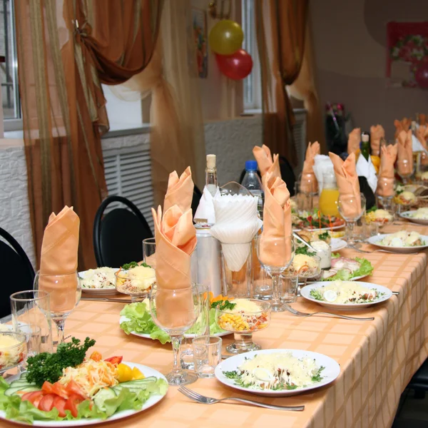 お祝いの装飾が施されたテーブル — ストック写真