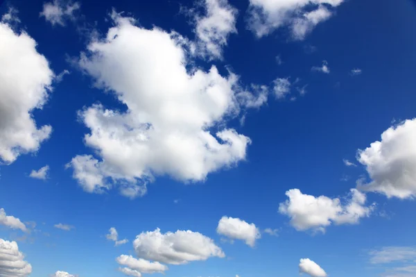 El cielo azul y las nubes —  Fotos de Stock