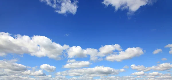Ο γαλάζιος ουρανός και τα σύννεφα — Φωτογραφία Αρχείου