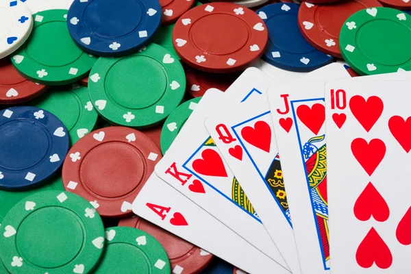 Chips e carte da poker - scala reale — Foto Stock