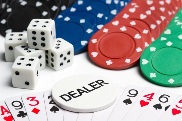 Cartões de poker, fichas e dados — Fotografia de Stock