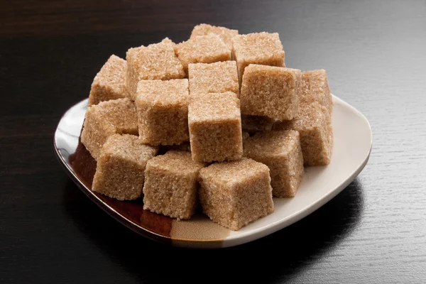 Açúcar mascavo em prato pequeno — Fotografia de Stock