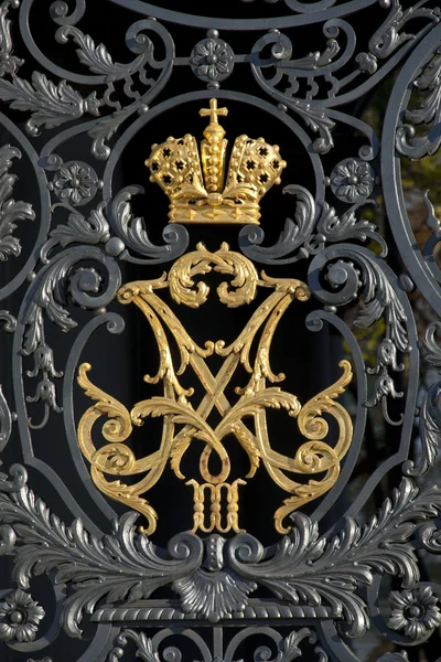 Símbolo do império russo no palácio de Inverno Fotografias De Stock Royalty-Free