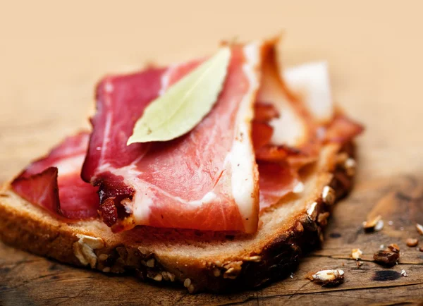 Sanduíche com bacon — Fotografia de Stock