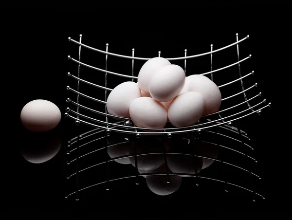 Siyah Cam zemin üzerine yumurta — Stok fotoğraf