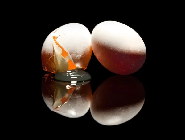 Яйца на черном фоне — стоковое фото