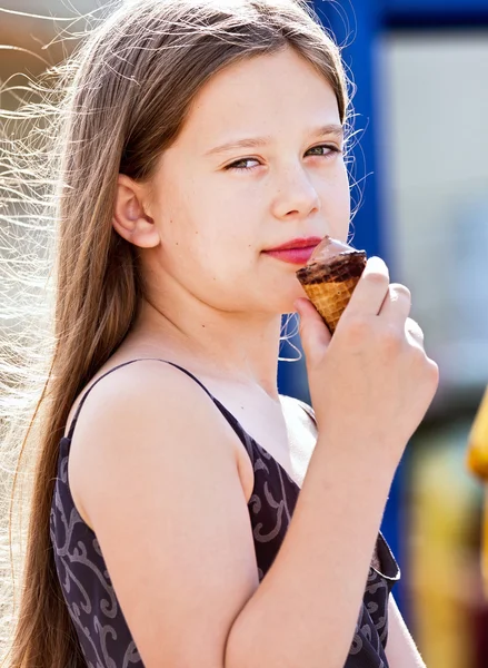 Молодая девушка ест мороженое — стоковое фото