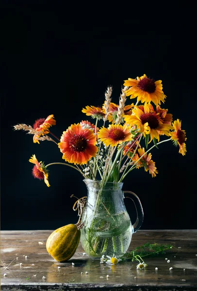 Stillleben mit Blumen — Stockfoto