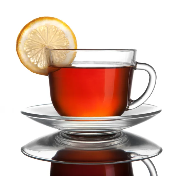 Tasse Tee mit Zitrone isoliert auf weiß — Stockfoto