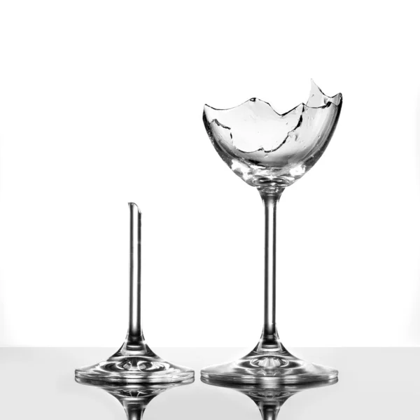 Gafas de vino rotas aisladas en blanco — Foto de Stock