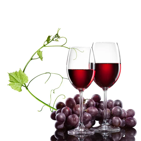 Vino rosso in calici con uva e bacchetta isolati su bianco — Foto Stock