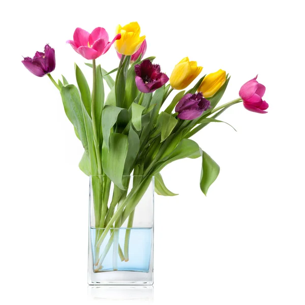 Ramo de tulipanes en jarrón de vidrio aislado en blanco — Foto de Stock