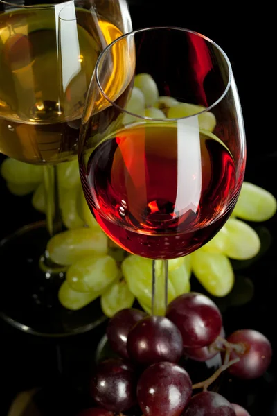 Κόκκινο και λευκό κρασί σε ποτήρια με σταφύλι. κάτοψη — Φωτογραφία Αρχείου