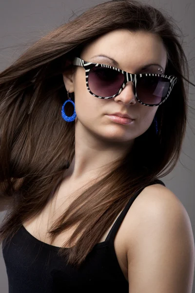 Retrato de mulher jovem atraente em óculos — Fotografia de Stock