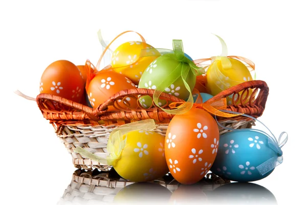 Χρώμα Πασχαλινά αυγά στο καλάθι που απομονώνονται σε λευκό — Φωτογραφία Αρχείου