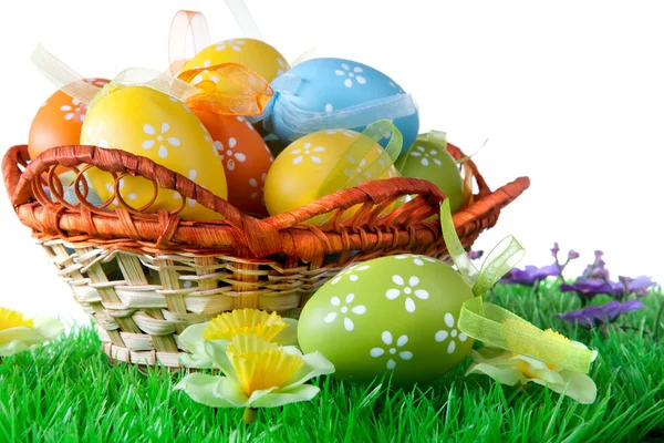 Huevos de Pascua de color en cesta aislada en blanco — Foto de Stock