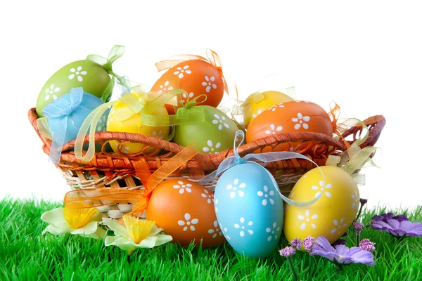 Cor ovos de Páscoa em cesta isolada em branco — Fotografia de Stock