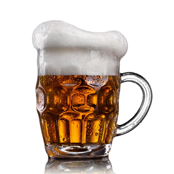 Μπύρα σε ποτήρι με σταγόνες νερού που απομονώνονται σε λευκό — Φωτογραφία Αρχείου