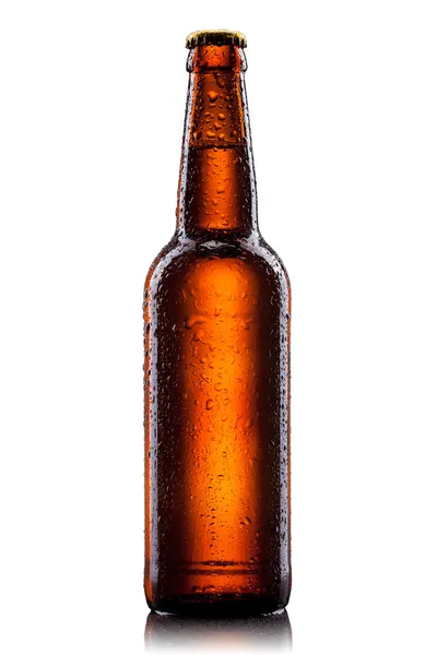 Botella de cerveza con gotas de agua aisladas en blanco —  Fotos de Stock