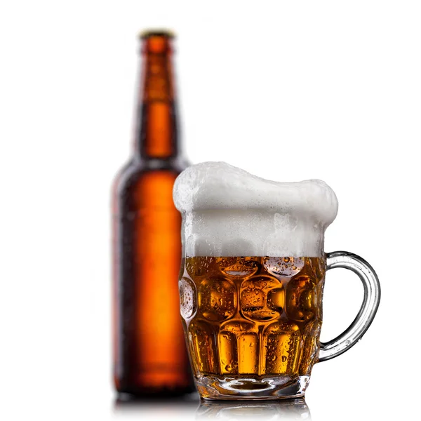 Пиво в стакане с каплями воды изолированы на белом — стоковое фото