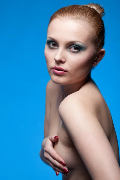 Portret van naakt jonge vrouw op blauw — Stockfoto