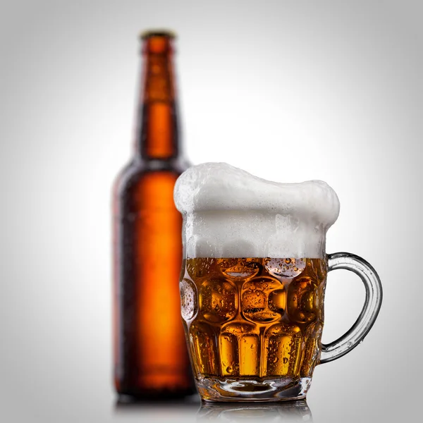 啤酒在水滴上白色隔离带玻璃 — 图库照片