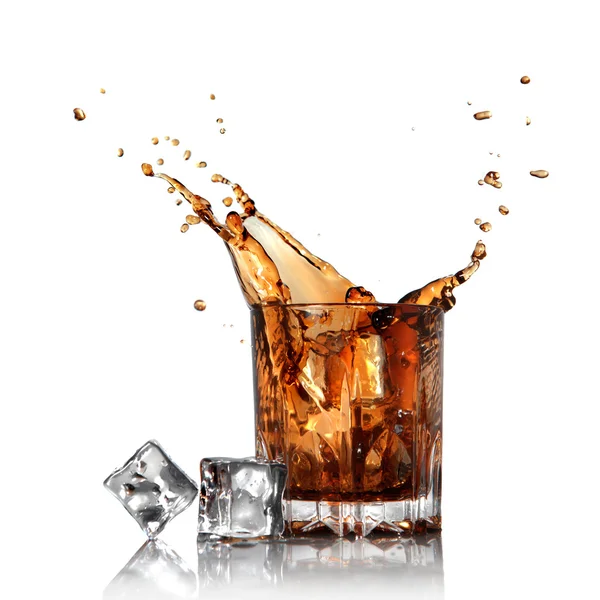 白で隔離される氷とガラスでコーラのスプラッシュ — ストック写真