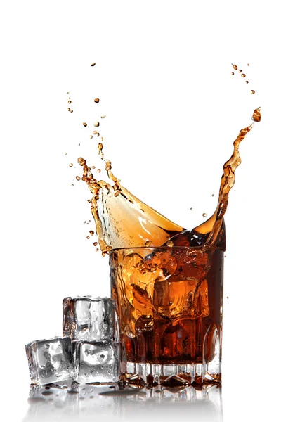 Splash van cola in glas met ijsblokjes geïsoleerd op wit — Stockfoto
