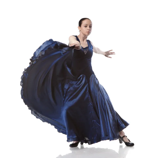 Jonge vrouw dansen flamenco geïsoleerd op wit — Stockfoto