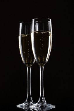 siyah bir arka plan üzerinde izole cam şampanya