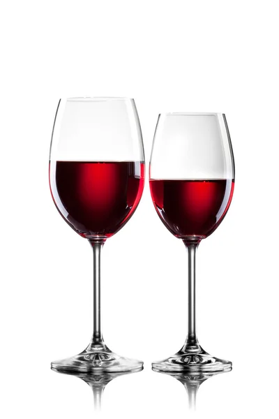 Rotwein in Gläsern isoliert auf weiß — Stockfoto