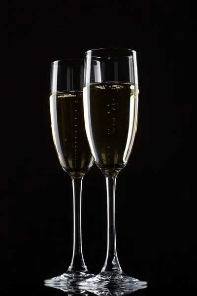 Шампанское в стакане на черном фоне — стоковое фото